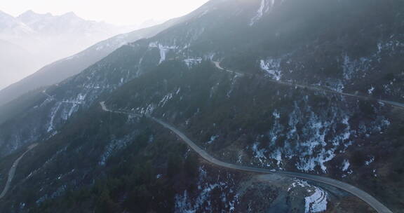 四川阿坝汽车行驶在大山里的盘山公路