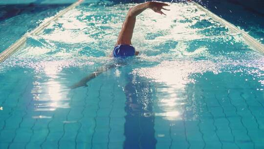运动员游泳比赛练习视频素材模板下载