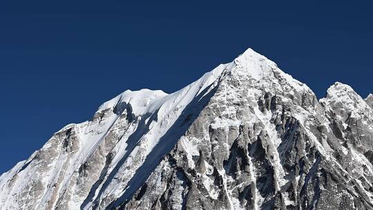 川西蓝天下的雅拉雪山特写