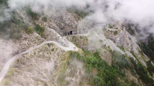 山边蜿蜒道路的无人机镜头