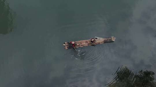 桂林山水如画渔翁倒影美丽的风光