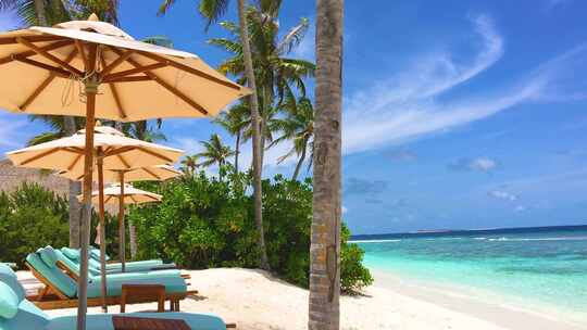 晴天马尔代夫大海、泳池与沙滩椅视频素材模板下载