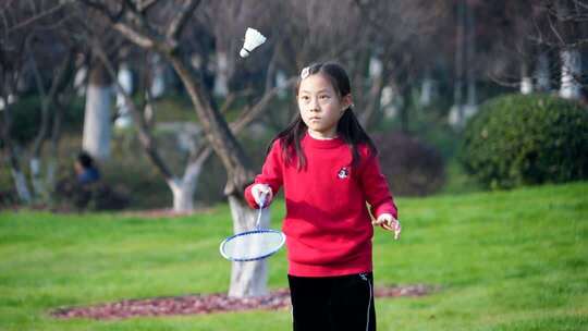 4K一对母女在公园草坪上打羽毛球