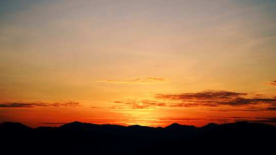 山峰日落延时黄昏夕阳山脉阳光森林夜幕降临