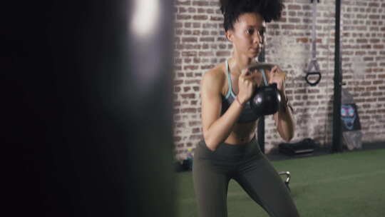 男人、女人和壶铃在运动课或举重有氧运动中