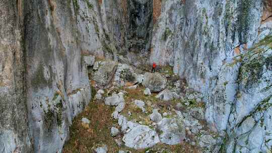 在岩石峡谷徒步旅行