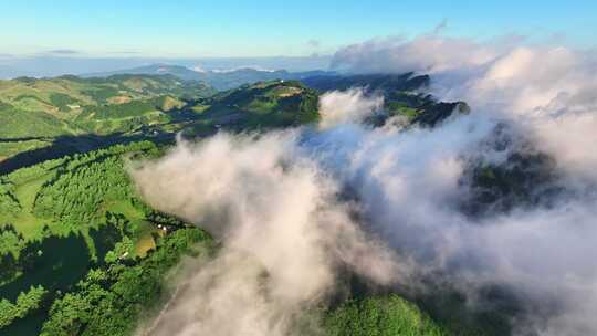 航拍云雾缭绕的高山草原