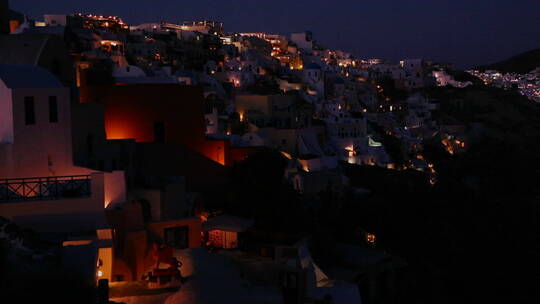 希腊群岛村庄夜晚的宽镜头