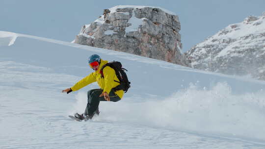 极限运动滑雪者滑雪下坡瞬间慢动作