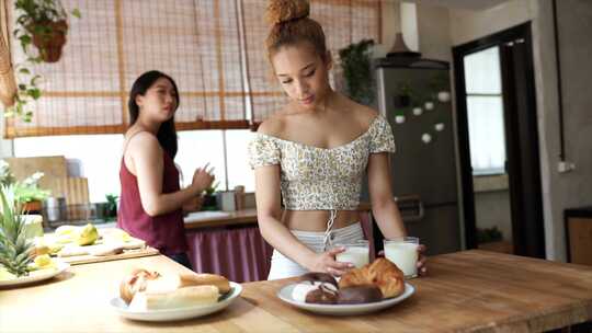 年轻女性在乡村厨房享受咖啡