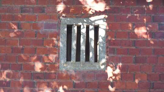 红砖墙上石框小窗特写