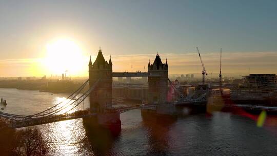 城市航拍伦敦日出阳光照射在伦敦塔上