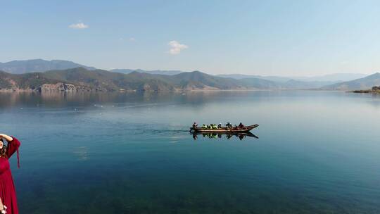 航拍泸沽湖游客旅游美景