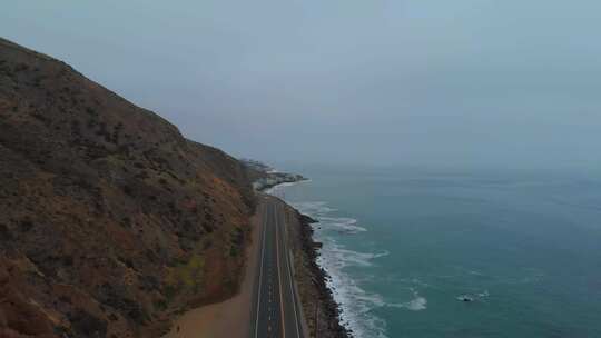 当汽车停在马里布附近的太平洋一号高速公路