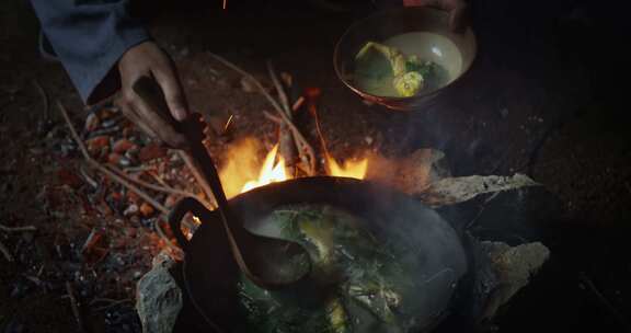 舀菜做饭