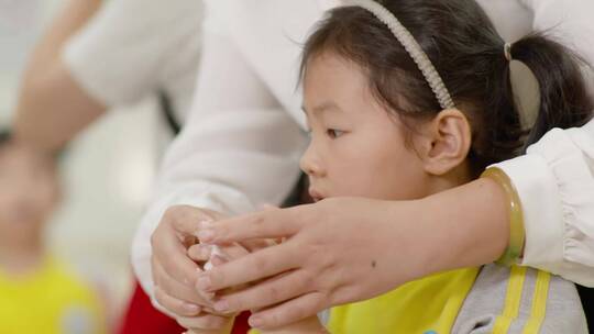 小学生儿童孩子包饺子学校组织家长亲子活动