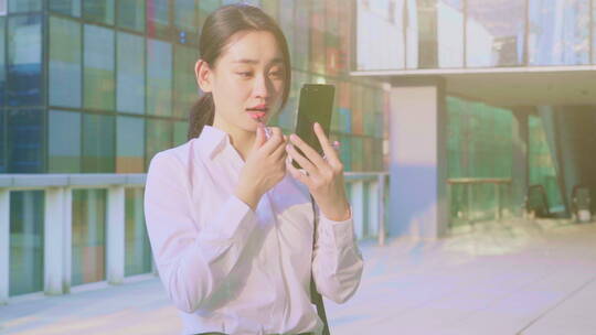 年轻女人拿着手机涂口红视频素材模板下载