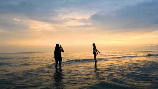 海边散步 海边晚霞 沙滩散步