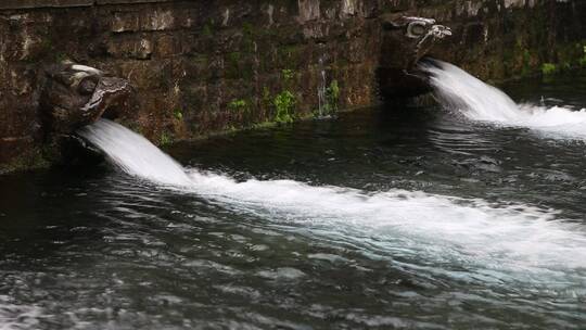 济南黑虎泉泉水喷涌，护城河解放阁游览