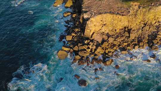 无人机在落基岛海岸拍摄海浪破裂葡萄牙