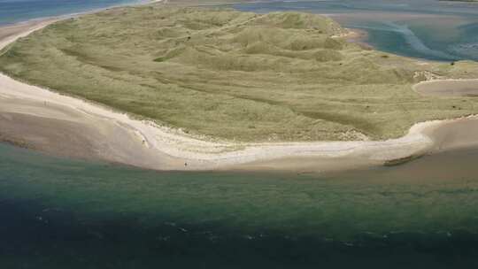 鸟瞰图：爱尔兰特拉莫尔沙丘汹涌的退潮