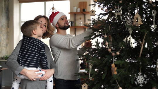 家庭一起装饰圣诞树