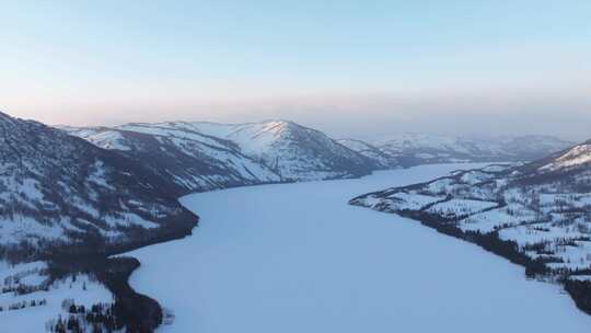 航拍新疆冬季喀纳斯湖雪景雪山森林冰河寒冷