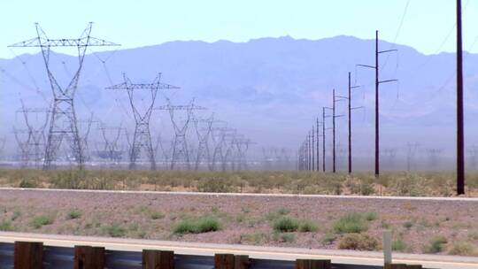 在沙漠灌木丛里的高速路和电线杆