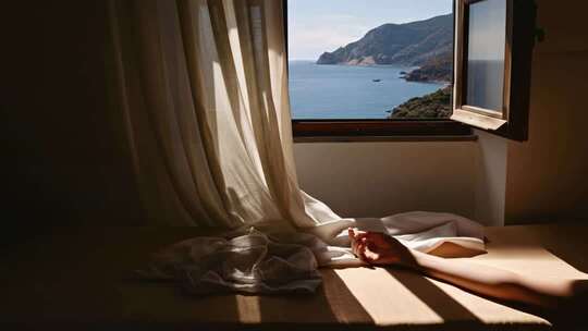 窗边床上手臂与海景画面