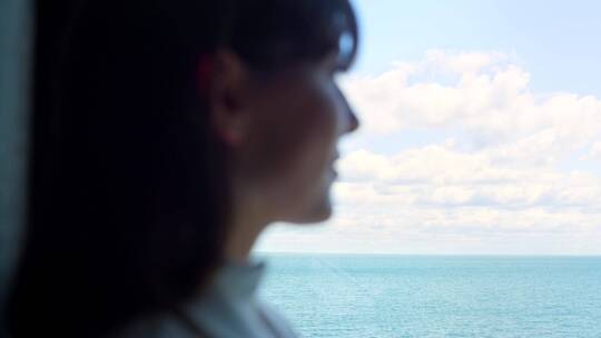 女人在海边看风景