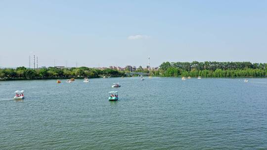 东莞航拍华阳湖湿地公园游船前进