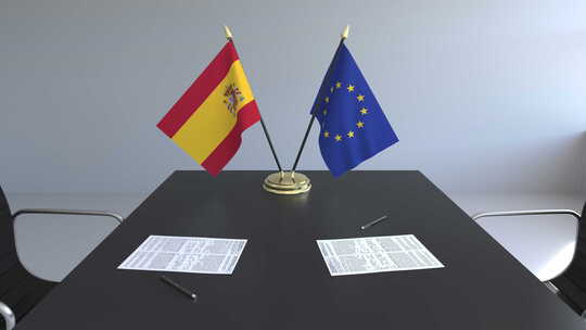 桌子上的西班牙和欧盟旗帜