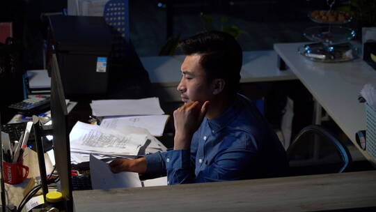 在办公室加班的商务男士