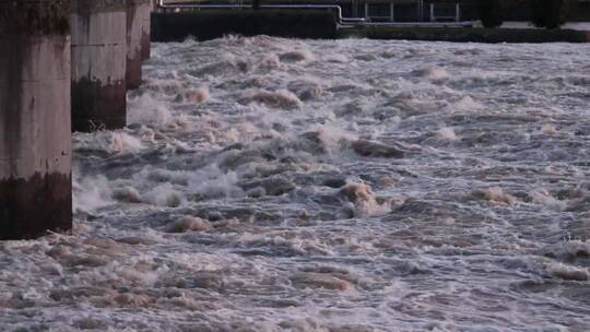 暴雨导致河里的洪水泛滥视频素材模板下载