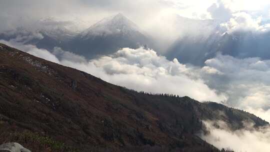 云层之上的陆地高山峡谷