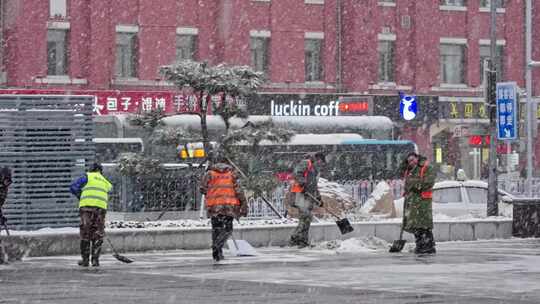 寒冷冬天环卫工人大雪中人工扫雪清雪城市