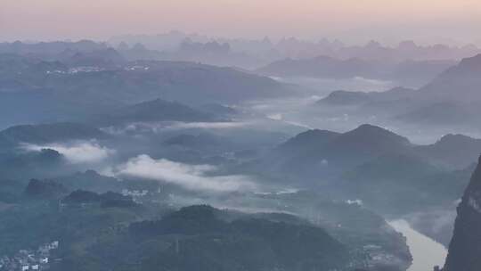 清晨鸟瞰山上的小村庄