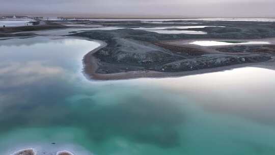 青海海西大柴旦翡翠湖人物碧水航拍视频