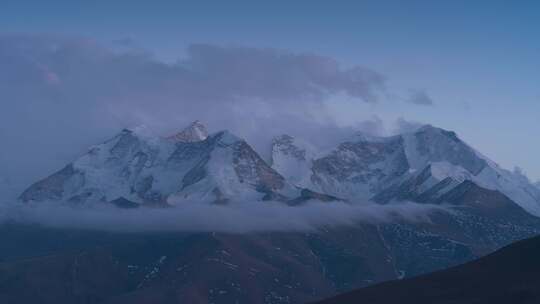 航拍库拉岗日雪山晚霞日照金山