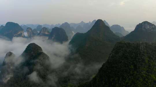 云海中的群山鸟瞰全景 航拍桂林阳朔山水