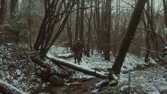 大雪过后在护林员在森林中巡逻