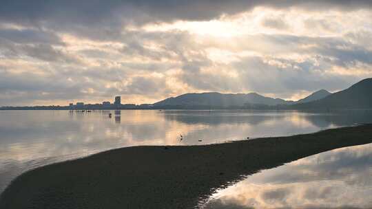 海南陵水早晨海上日出朝霞倒影风光