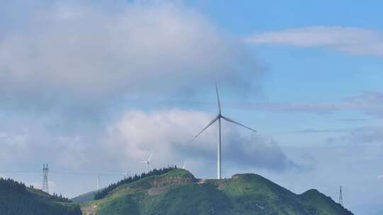 绿色山丘上的风力发电全景