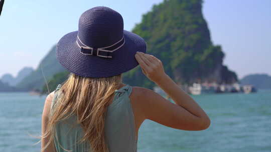 一名年轻女性游客参观越南下龙湾国家公园