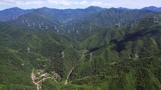 鸟瞰大山里的高压铁塔输电线路视频素材模板下载