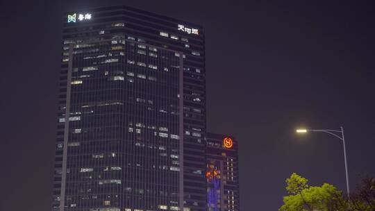 2023最新广州天河红绿灯珠江新城夜景视频素材模板下载