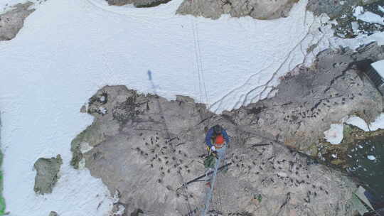 南极洲天线顶部的电信塔工作人员跟踪视图