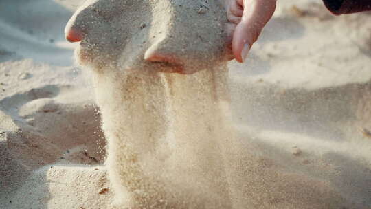 在海滩捧了一手沙