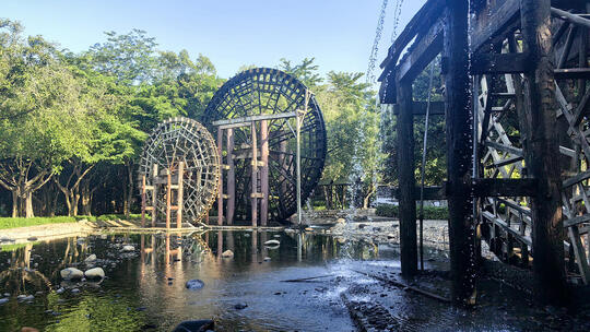 公园里老旧的水车在转动
