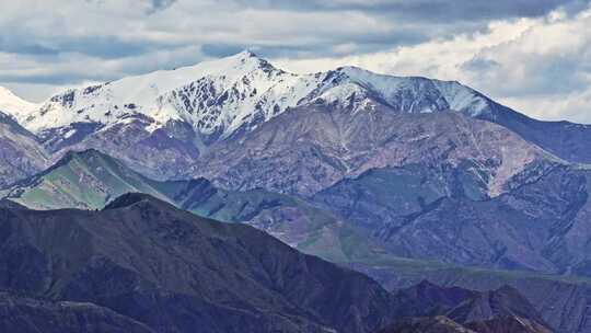 新疆天山山脉托木尔峰